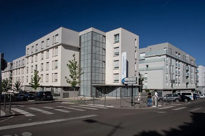 Investissement immobilier ancien rénové : Programme BRON LUMIERE situé à BRON (69500), éligible au dispositif LMNP résidence services.