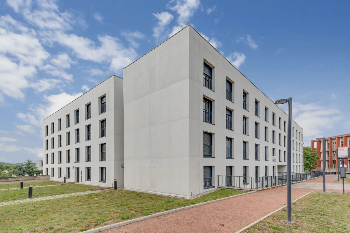 Investissement immobilier ancien rénové : Programme Courmont situé à OULLINS-PIERRE-BENITE (69310), éligible au dispositif LMNP résidence services.