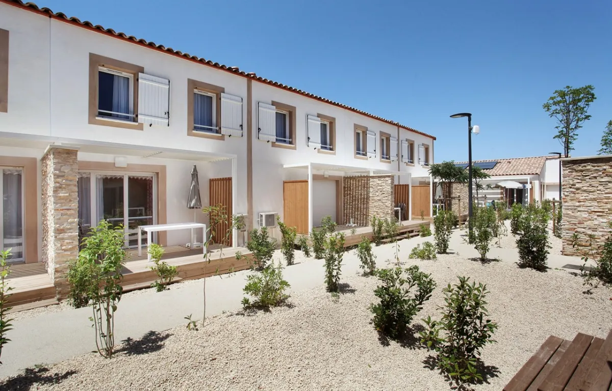 Investissement immobilier ancien rénové : Programme Fleur de Sel situé à AIGUES MORTES (30220), éligible au dispositif LMNP résidence services.