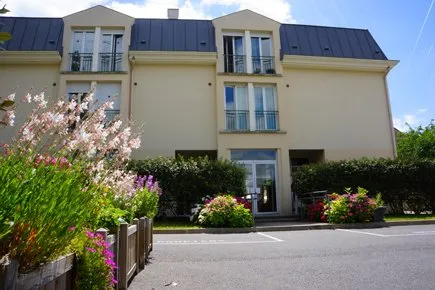 Investissement immobilier ancien rénové : Programme La Villa des Aînés situé à BONNIERES SUR SEINE (78270), éligible au dispositif LMNP résidence services.
