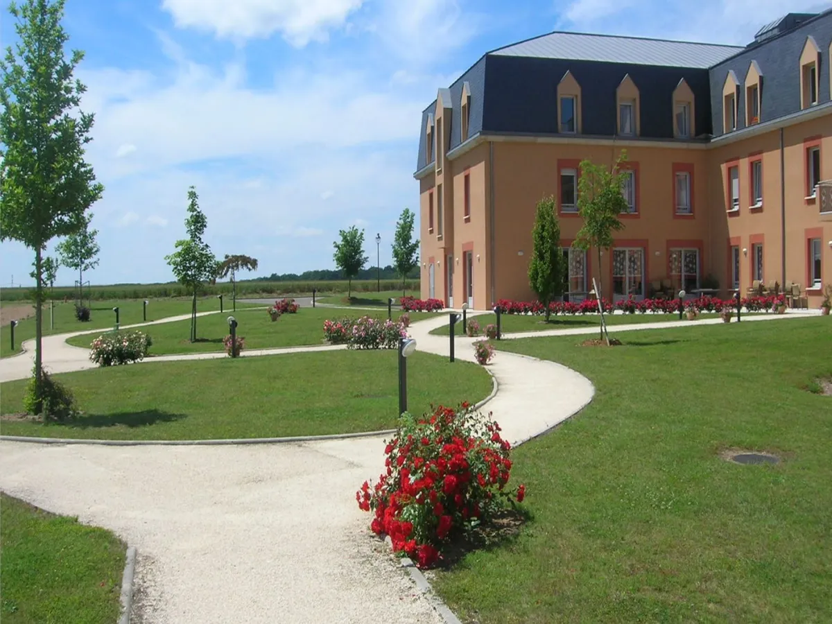 Investissement immobilier ancien rénové : Programme LE CHAMP DE LA DAME situé à VARENNES-LES-NARCY (58400), éligible au dispositif LMNP résidence services.