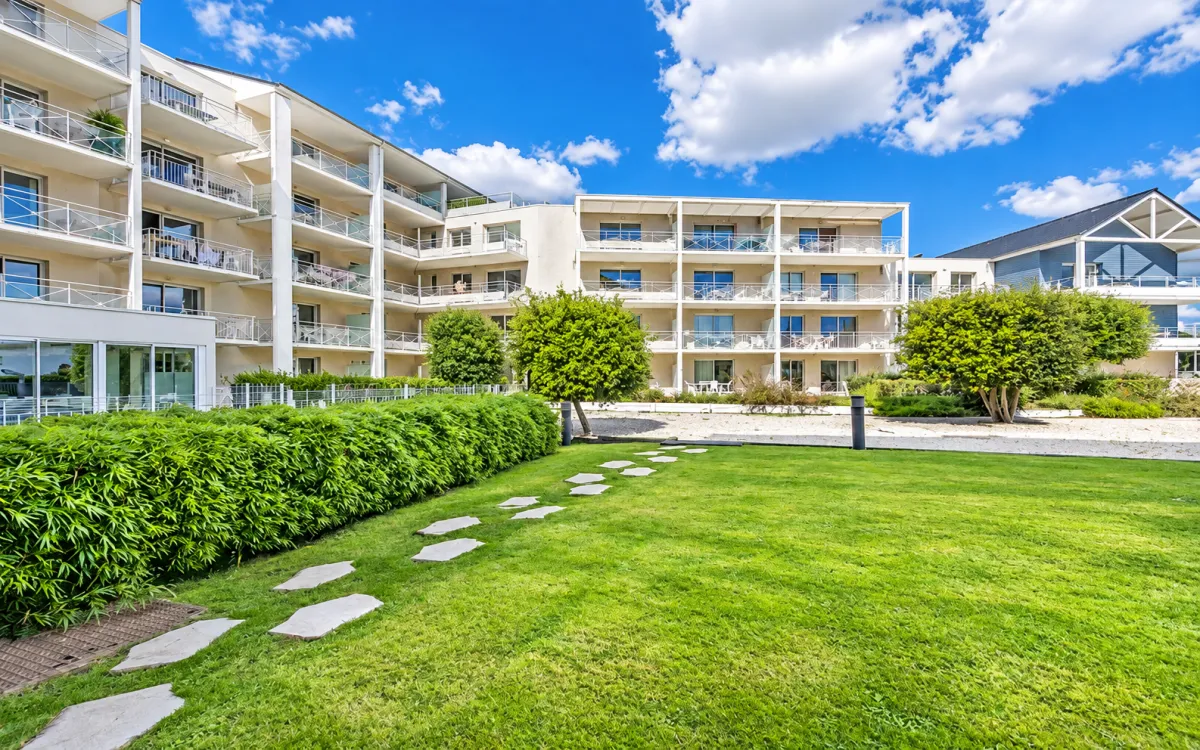 Investissement immobilier ancien rénové : Programme Le Domaine de Bertheaume situé à PLOUGONVELIN (29217), éligible au dispositif LMNP résidence services.