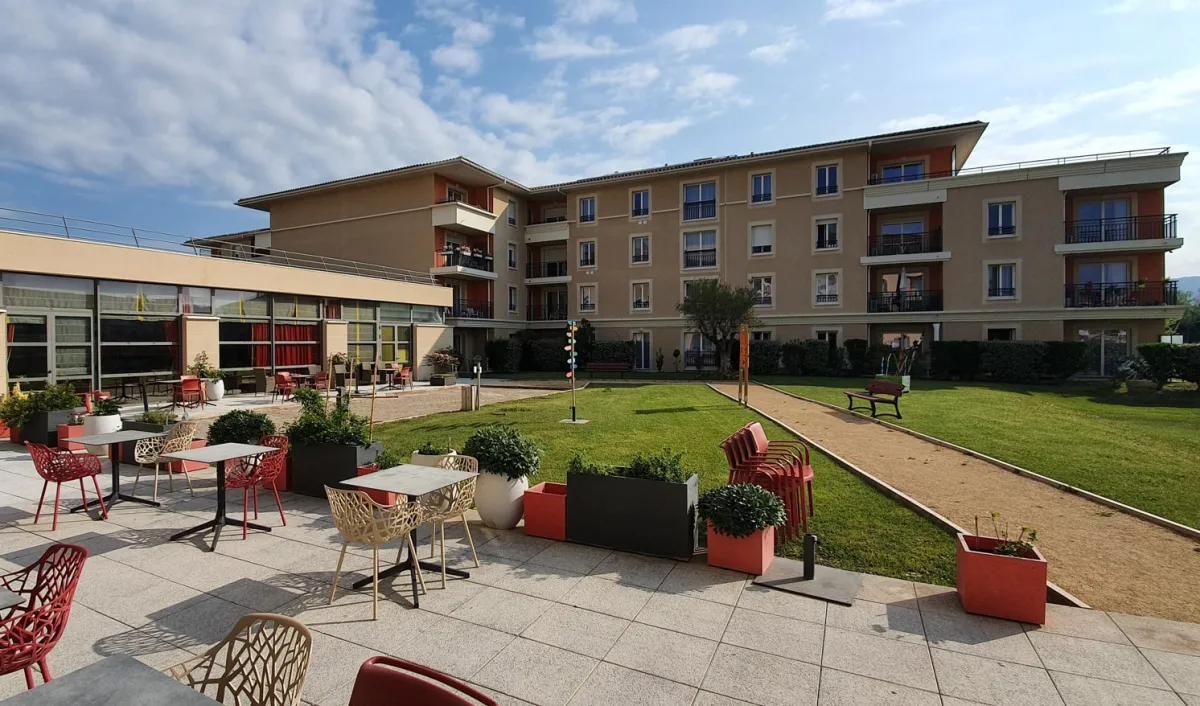 Investissement immobilier ancien rénové : Programme Les Cigales du Luberon situé à CAVAILLON (84300), éligible au dispositif LMNP résidence services.