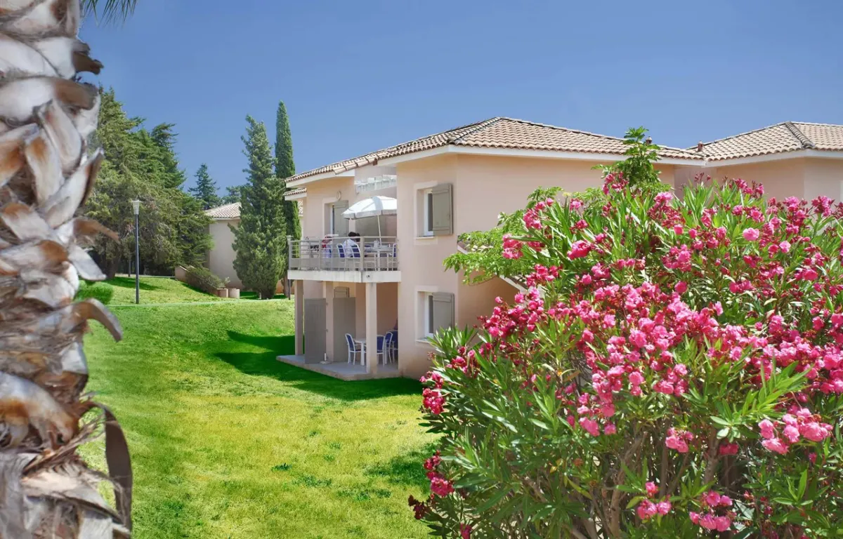 Investissement immobilier ancien rénové : Programme Les Océanides situé à LA LONDE LES MAURES (83250), éligible au dispositif LMNP résidence services.