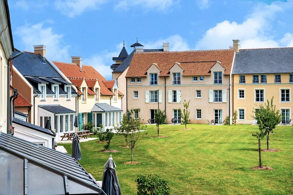 Programme Immobilier BAILLY - ROMAINVILLIERS Les Villas du Golf LMNP résidence services photo 2 