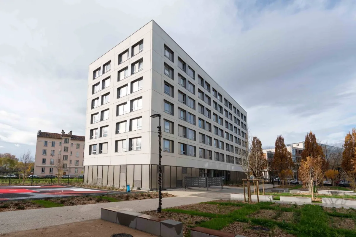Investissement immobilier ancien rénové : Programme New Legend situé à LYON (69007), éligible au dispositif LMNP résidence services.