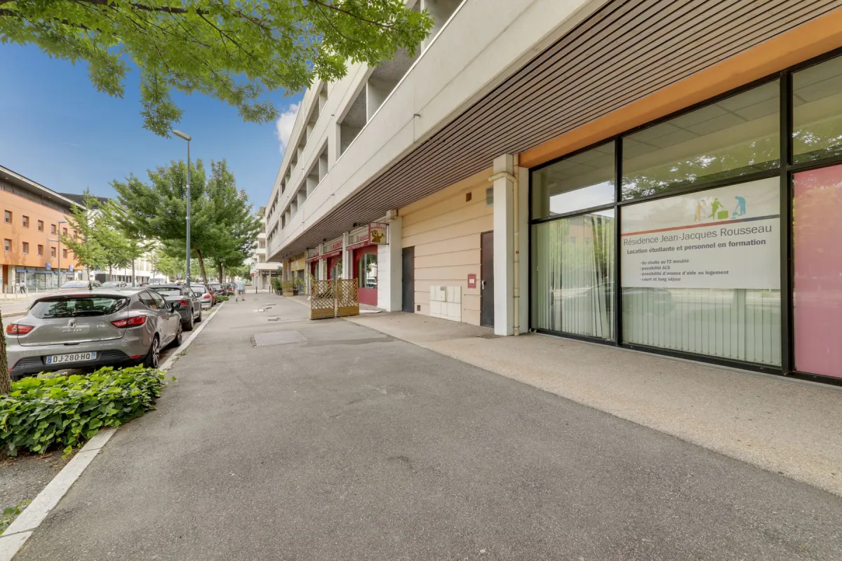 Investissement immobilier ancien rénové : Programme RESIDENCE ROUSSEAU situé à ECHIROLLES (38130), éligible au dispositif LMNP résidence services.